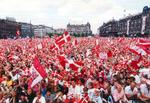 Rådhuspladsen i København klædt i rødt og hvidt ved EM-spillernes hjemkomst 27. juni 1992. 