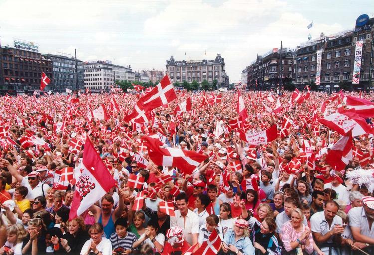 Rådhuspladsen i København klædt i rødt og hvidt ved EM-spillernes hjemkomst 27. juni 1992. 