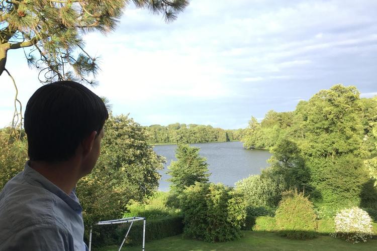 »Det er virkelig svært at låne penge til et hus her«, siger Jesper Larsen, der på billedet nyder udsigten fra husets altan. 