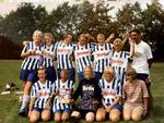Her står jeg med mit fodboldhold, efter vi i 1994 vandt stævnet Topform Cup. Jeg står bagerst som nummer 3 fra venstre. Iført badesandaler, 90’er-hår og en virkelig smart lædersnor om halsen. Privatfoto 