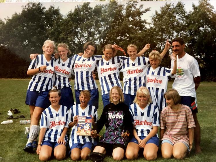 Her står jeg med mit fodboldhold, efter vi i 1994 vandt stævnet Topform Cup. Jeg står bagerst som nummer 3 fra venstre. Iført badesandaler, 90’er-hår og en virkelig smart lædersnor om halsen. Privatfoto 