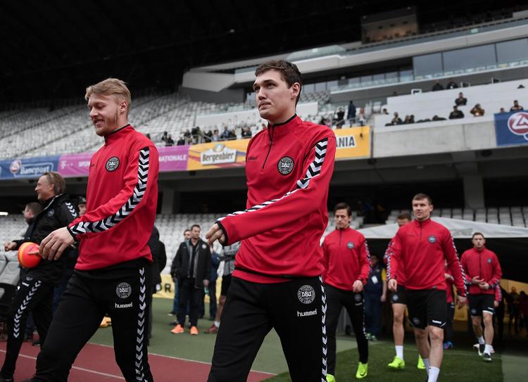 Måske kan landsholdsstjernerne hjælpe med at lære danske børn at læse. Det er ideen i en ny læselet-serie, hvor sportsstjernerne fortæller om deres drømme og karriere. Billedet er fra en kamp i Rumænien. 