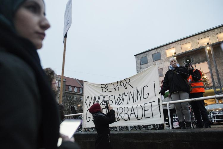 En gruppe borgere protesterede i december 2016 mod beslutningen om at forbyde kønsopdelt svømning i Gellerupbadet i Aarhus. Ny undersøgelse kaster lys over, hvorfor mange foretrækker at svømme med sit eget køn. 