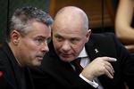 Henrik Sass Larsen (S) (tv.) og Søren Gade (V) forsøgte tidligere på ugen at flytte fokus fra de ansvarlige ministre til embedsværket i kvotesagen. 