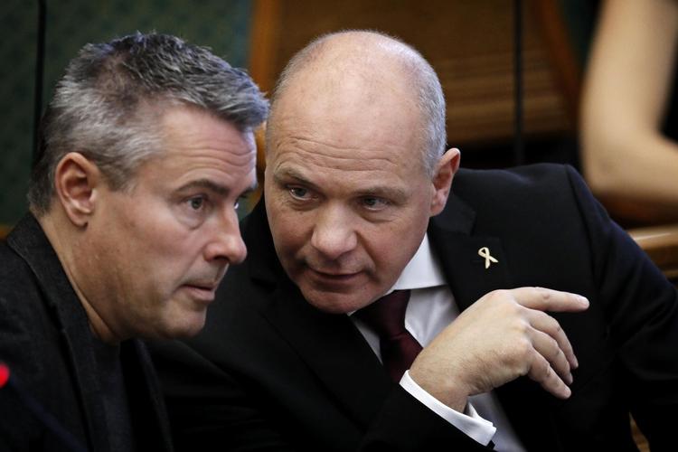 Henrik Sass Larsen (S) (tv.) og Søren Gade (V) forsøgte tidligere på ugen at flytte fokus fra de ansvarlige ministre til embedsværket i kvotesagen. 