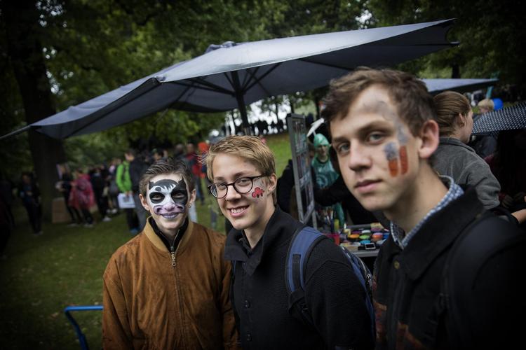 Jonathan Fabricius Ravat (tv.), 17, Elias Hänninen Pedersen, 15, og Timothy James Karlos Martin, 16, er undtagelsen, der bekræfter reglen. Det er svært at finde klare holdninger på Ungdommens Folkemøde, men de tre vil slå et slag for klimapolitik 
