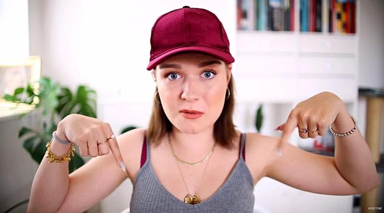 Fra videoen ’En snak om kropsbehåring'. Her benytter Kristine Sloth lejligheden til at tale om, hvor ærgerligt det er, at kønsbehåring er blevet tabubelagt og skamfuldt. Midtfor er hun – sponsoreret af Plan Danmark – taget til Kenya for at besøge fattige skoler. Nederst kører hun bil og taler om, at hun synes, tonen på YouTube har taget en forkert drejning. At hun er ked af, at der er flere youtubere, der er begyndt at mobbe hinanden offentligt, og at hun ikke selv gider deltage i dramaet, selv om hun også selv bliver angrebet. 