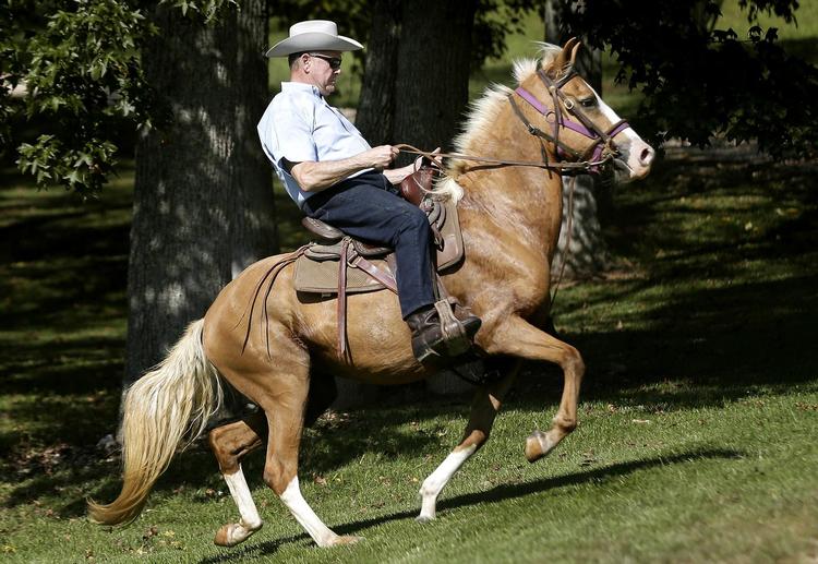 Den konservative populist Roy Moore kom ridende til valgstedet i tirsdags, »formentlig fordi hans ark var på værksted«, skrev Rex Huppke satirisk i avisen Chicago Tribune om den kristne fundamentalist, der sandsynligvis bliver Alabamas næste senator. 