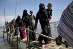 Militæret i Myanmar benægter i en ny rapport, at det er ansvarlig for, at omkring 600.000 rohingyaer er flygtet til Bangladesh de seneste måneder. En lang række rapporter fra menneskerettighedsorganisationer dokumenterer imidlertid, at militæret har udført massive overtrædelser af menneskerettighederne. 