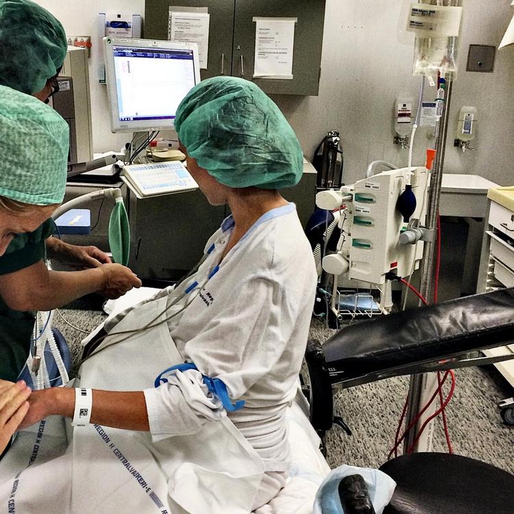 Anna Ingrisch, her få minutter inden hun får foretaget kejsersnit. 