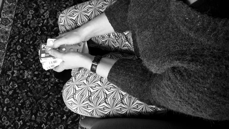 Kan det passe, at Julie, der kun ønsker at arbejde, skal tvinges ud i arbejdsløshed for at sikre sin forsørgelse, spørger Jeppe Volkmann. 