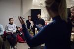 »Tonen, debatkulturen i politik er rå, og det skræmmer desværre, tror jeg, en del kvinder væk«, fortæller medlem af Folketinget Mette Reissmann (med ryggen til) til de fremmødte i det lille lokale på Ydre Østerbro. Foto: Louise Serup 