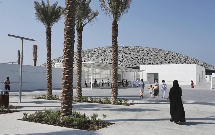 For få uger siden åbnede Louvre en filial i Abu Dhabi. Vestlig kunst har kronede dage i Golfen. 