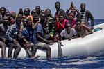 Vi må løse problemet ved roden, som også er blevet det politiske slagord. Nogle afrikanske samfund fungerer bedre end andre. Men de fleste er gennemsyret af korruption, mener Uffe Østergaard.  
