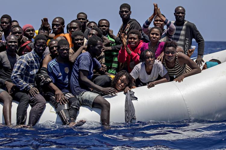 Vi må løse problemet ved roden, som også er blevet det politiske slagord. Nogle afrikanske samfund fungerer bedre end andre. Men de fleste er gennemsyret af korruption, mener Uffe Østergaard.  