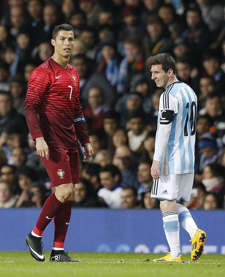 I denne uge blev Cristiano Ronaldo (til venstre) for femte gang hædret med 'Ballon d'Or'. Lionel Messi (til højre) har vundet prisen lige så mange gange. Men hvem vinder egentlig prisen som det bedste forbillede uden for banen? 