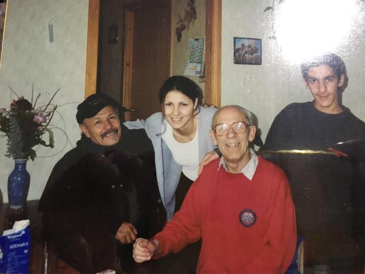 Forslag om at isolere flygtninge fra resten af samfundet vil være dybt skadeligt, skriver psykolog Mozhdeh Ghasemiyani, der her på billedet ses med sin far, bror og Valdemar, der gjorde en forskel for hendes familie i deres første år i Danmark. 
