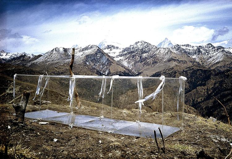 Et kunstprojekt fra Glænø er genopstået i Tibet, hvor plexi-glaskisten næsten kommer til at stå som symbol på den forgæves venten på en prins, der skal udfri det tibetanske folk fra dets hårde skæbne. 