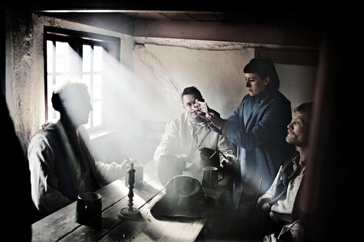 En del af ’Historien om Danmark’ blev optaget i Den Fynske Landsby i Odense. Lige nu skriver politikerne på næste afsnit af historien om DR. 