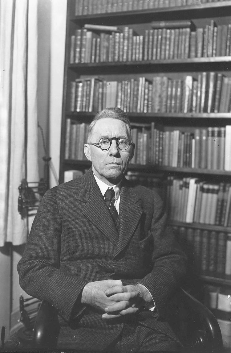 Johannes V. Jensen rummede masser af fantasi, temperament og menneskekundskab. Men hans ansigt rummede ikke meget af det – selv hans søster, Thit Jensen, kaldte ham »et omvandrende Stivkrampefantom«. 