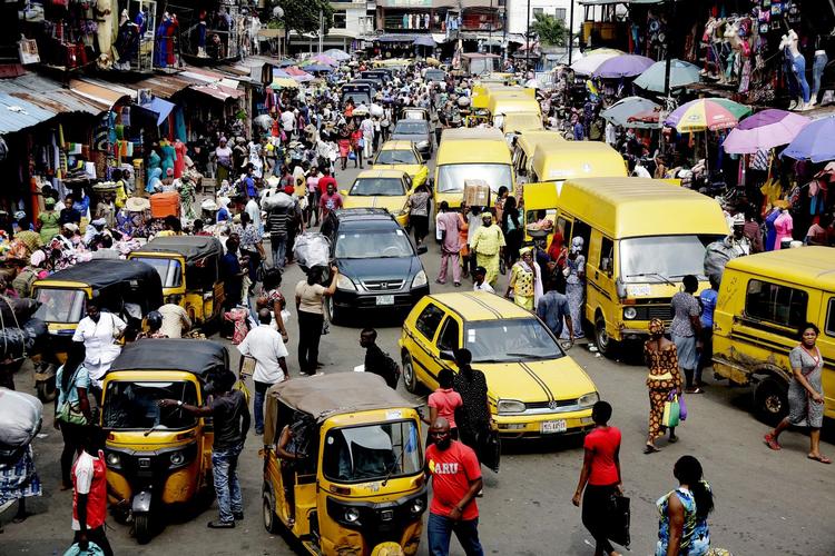 Travl dag ved Balogun markedet i Lagos, Nigeria. Arkiv 