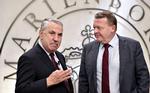 Thomas  L. Friedman (tv.) på tomandshånd med den danske  statsminister, Lars  Løkke Rasmussen, under onsdagens  arrangement  på Marienborg.  Foto: Keld  Navntoft/Ritzau Scanpix 2018 /Ritzau Scanpix