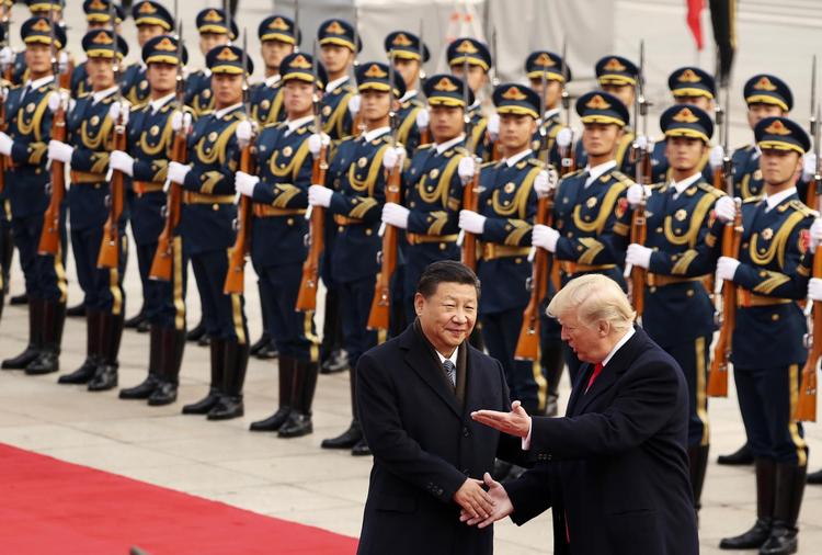 Smilene var store, da Kinas præsident, XI Jinping, tog imod USA's præsident, Donald Trump, i Beijing i november sidste år. Men ifølge John Mearsheimer kan forholdet mellem de to snart blive meget anstrengt. Andrew Harnik/AP Photo
