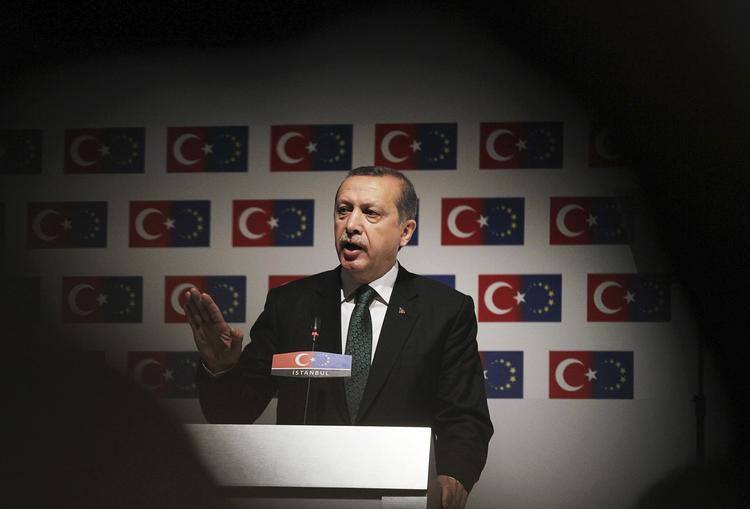 Fængslet.  Den tyrkiske præsident, Recep Tayyip  Erdogan, har erklæret, at han vil opdrage en rettroende  generation af tyrkere. Han har på kort tid fængslet flere akademikere, der har  forholdt sig kritisk til dele  af hans politik.  AP Photo/Thanassis Stavrakis/AP