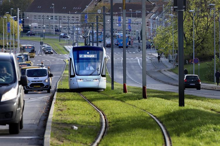 Når man træffer beslutning om f.eks. typen af  offentlig transport, er rentabiliteten for samfundet kun et af parametrene, mener Thomas Krag. På billedet ses letbanen i Aarhus. Arkiv Finn Frandsen