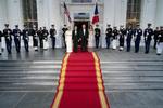 Emmanuel  Macron og frue fik en statsmands modtagelse i Washington. Når Angela Merkel lander, venter alle spændt på håndtrykket. Foto Andrew Harnik