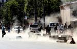 De seneste år er over 10.000 afghanere blevet såret eller dræbt hvert år, oplyser FN. Her ses sikkerhedsstyrker i aktion efter mandagens bombeangreb. Massoud Hossaini/AP