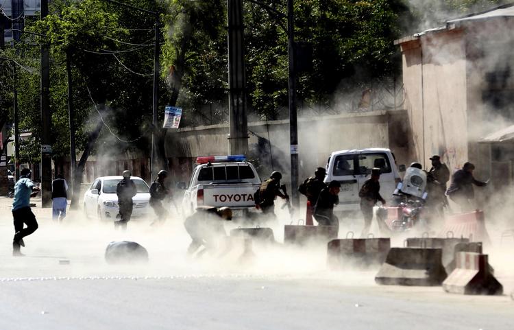 De seneste år er over 10.000 afghanere blevet såret eller dræbt hvert år, oplyser FN. Her ses sikkerhedsstyrker i aktion efter mandagens bombeangreb. Massoud Hossaini/AP