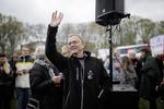 Bryllupsdag i Fælleden.   Efter et nederlag i forligsinstitutionen  i 2013 og et nyt i 2018 skulle Anders  Bondo Chri s tensen i går holde tale i Fælled parken. Han tog bussen derud med sin kone Gitte. Han lignede ikke  en taber. Måske fordi det sidste gang  lykkedes ham at vinde historien om, hvad der skete i 2013. Måske fordi lærerne i Fælled parken synes, at han trods alt har  kæmpet, så godt han kunne. Måske fordi det trods alt var en festdag. Det var hans bryllupsdag. For 28 år siden blev han og Gitte gift. Emma Line Sejersen