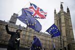 To år efter at et flertal af briterme besluttede at  forlade EU,  fortsætter  debatten på  højtryk.  På billedet ses  ’Remainere’  foran det britiske  parlament. Arkivfoto AP Photo/Tim Ireland