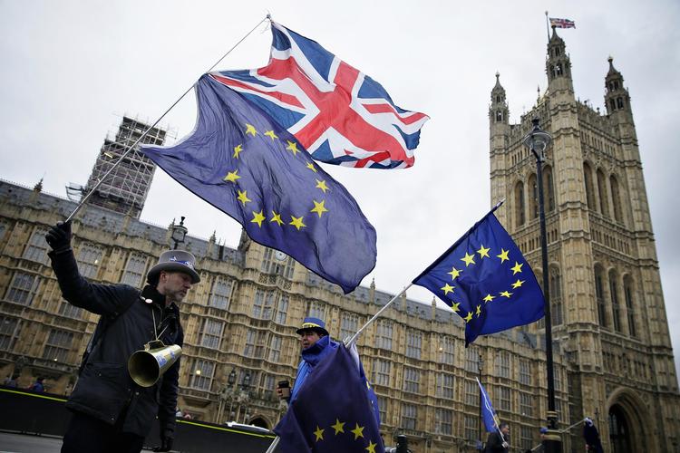 To år efter at et flertal af briterme besluttede at  forlade EU,  fortsætter  debatten på  højtryk.  På billedet ses  ’Remainere’  foran det britiske  parlament. Arkivfoto AP Photo/Tim Ireland