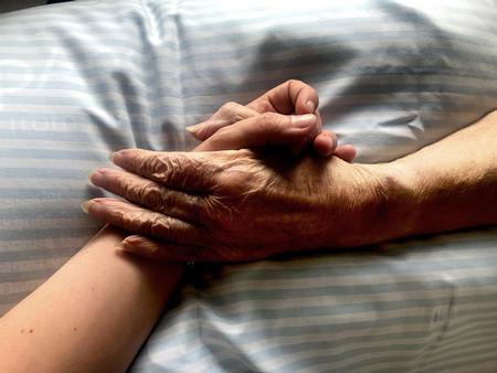 Dagens kronikør er en såkaldt våger, der sidder med de døende og sørger for, at de ikke er alene i livets sidste timer. Modelfoto Sara Lynge