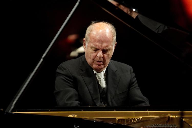 Daniel Barenboim sidder selv ved klaveret med tre yngre strygere på det nye udspil. Finn Frandsen