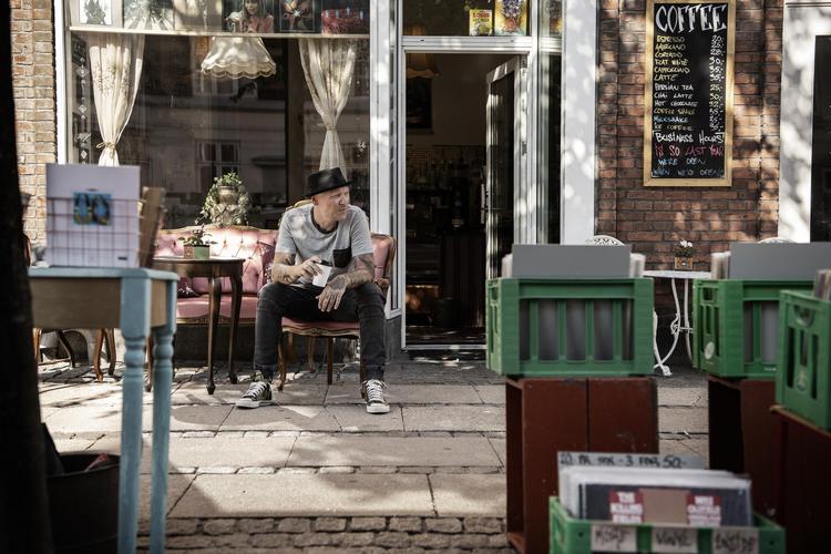 Den tidligere rapper Niarn gav den gas med sprut og stoffer, da han rappede. Han var ude i et ret massivt misbrug. Nu er han ædru og bruger sit krudt på at debattere ungdomsdruk og forherligelse af samme. I dag udkommer en dokumentar om ham og i den forbindelse skriver han et debatindlæg om, hvorfor det er helt skørt, at vi tager så let på unges druk i dag. Foto: Peter Hove Olesen /POLFOTO
