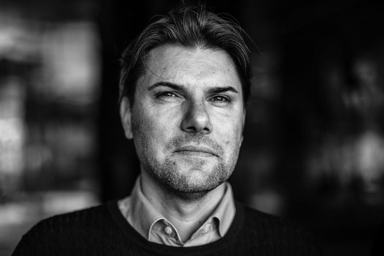 Indfødsretsordfører Mads Fuglede (V) frygter at gøre ansøgere uret, når han behandler ansøgninger ud fra en velkvalificeret mavefornemmelse. 
