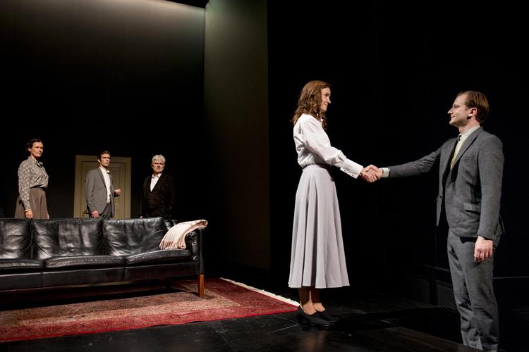Hvis man er heldig, kan man opleve et ægte håndtryk i teateret, men på landets scener, her Aarhus Teater, er der langt mere at  komme efter end tomme symboler, skriver Eyvind  Vesselbo.   Arkivfoto Tanja Carstens Lund 