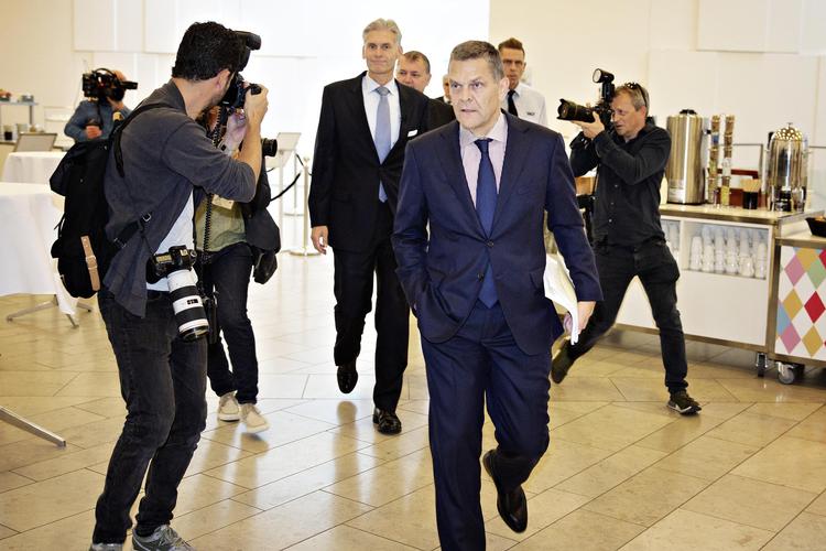 I søgelyset.  Bestyrelsesformand  Ole Andersen (forrest) og direktør  Thomas Borgen. Martin Lehmann/POLFOTO