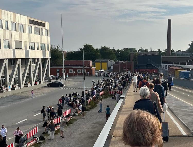 Mens omkring 500 mennesker ventede på at kunne komme fra Odense i togbus, var situationen endnu værre i Korsør, hvor køen var længere end en kilometer.  Privatfoto ​Jeanette Varberg