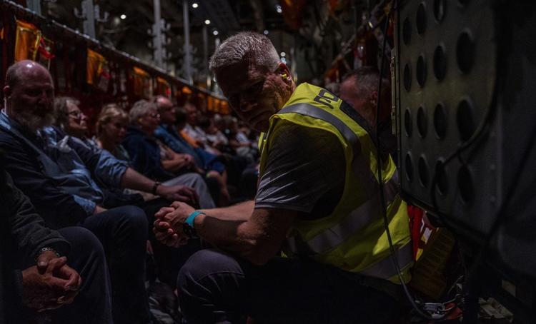 Natten til lørdag blev Anna Krog Bukra og 81 andre danskere evakueret fra Tel Aviv i et Hercules-fly fra Forsvaret. Foto: Tue Skals / Forsvaret