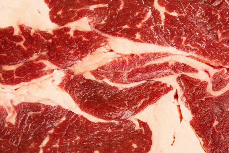 Hvem skal betale for landbrugets udledninger af drivhusgas? Er det forbrugerne eller landmændene selv? Spørger man de økonomiske vismænd, er svaret klart: En afgift i køledisken giver ikke mening.  Foto: Emma Sejersen