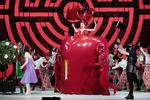 Der er kolossale kjoler og en strålende scenografi i Den Kgl. Ballets juleballet for hele familien 'Alice i Eventyrland'.  