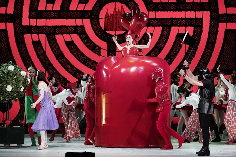 Der er kolossale kjoler og en strålende scenografi i Den Kgl. Ballets juleballet for hele familien 'Alice i Eventyrland'.  