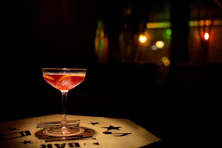 Den nye bar på Amager hylder bodegatraditionen med jukeboks, store fadøl og dunkel stemning. Foto: Peter Hove Olsen. 