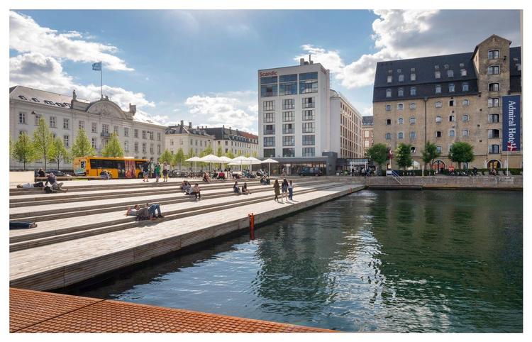 Ved siden af Skuespilhuset har København fået en bred trappe ned til vandet, hvor man kan nyde udsigten og slappe af. 