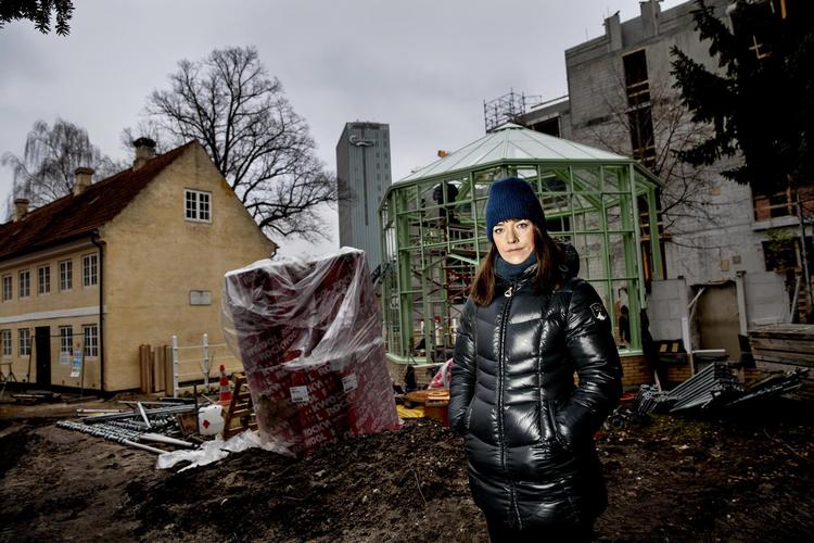 Det flere hundrede år gamle Bakkehuset er en fryd for en romantiker som Maria Rossing. Til gengæld er hun ikke så begejstret for byggeriet lige bagved, hvor det ny Carlsberg-kvarter rejser sig. 