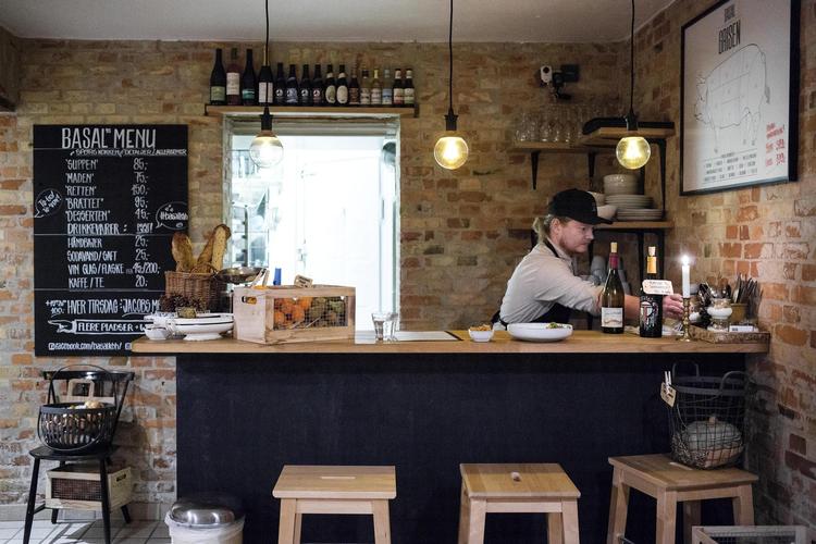 Basal på Bryggen sælger både nyopgravet grønt og syltevarer fra Svanholm Gods og gode håndlavede retter til kunder, der er sultne her og nu. 